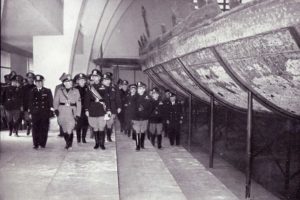 Benito Mussolini, Nemi Müzesi'nde (Il Museo delle Navi Romane) gemilere bakarken