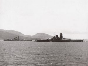 Twin Yamato class battleships Yamato and Musashi in anchorage off Truk Islands チューク諸島(当時はトラック諸島)に停泊中の戦艦大和と武蔵。