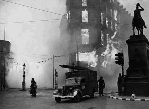 Over 400 people were killed in last night's bombing of London; mains water lines were smashed, leaving Fire Brigade struggling as 900 fires burn across city.