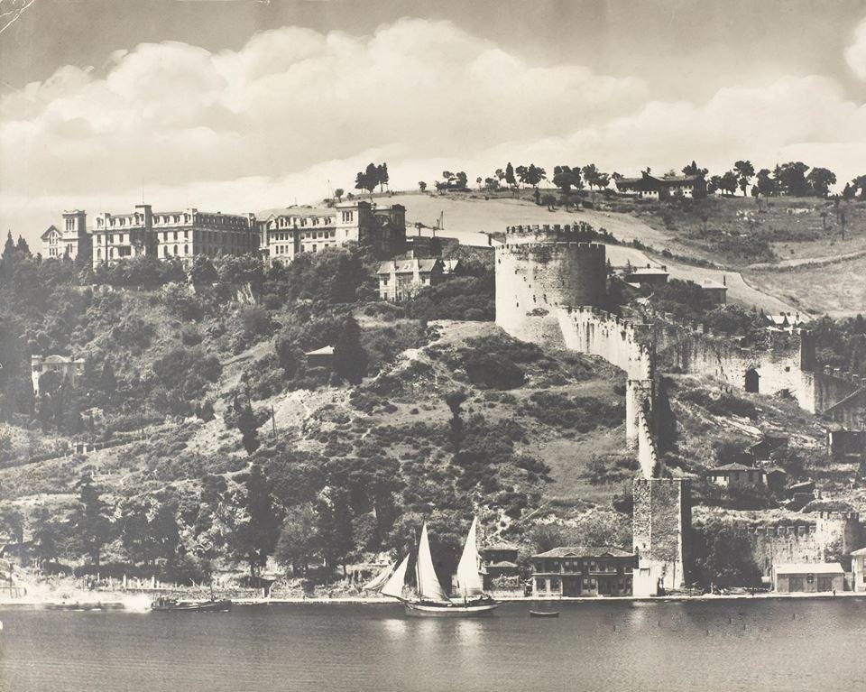 View of Rumeli Hisarı with Robert College of Istanbul, left & Nafi Baba Dervish Lodge and Martyrs' Cemetery (Şehitlik Dergahı), top right (today all in Boğaziçi University South Campus) anon 📷 1870-1900