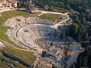 Teatro greco di Siracusa, 2006 (Fotoğraf: Michele Ponzio, Wikipedia) 