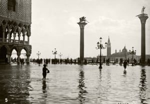 November 1927 Venice flood Italy. Acqua alta (high water) is the term used in Venice for the annual flooding that occurs mainly in the winter months as a result of a convergence of high-tides and a strong sirocco wind in the Venetian Lagoon Photograph: Underwood & Underwood/Corbis 