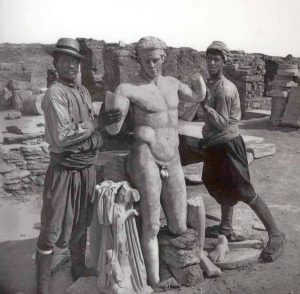 Diadoumenos immediately after discovery in Delos island 1894,supported by two workers from Mykonos island.NAMAthens.