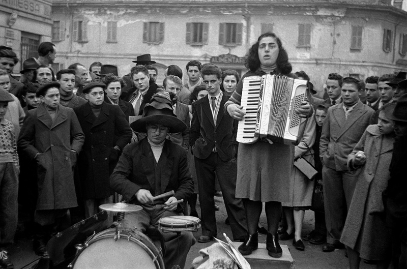 1950, Milano, Italy, street music Frank Horvat