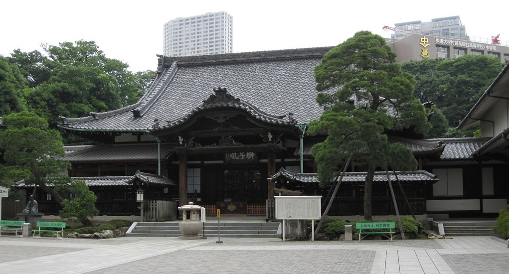 Main hall of Sengaku-ji temple; 日本語: 泉岳寺　本堂 (Reggaeman, Wikimedia)