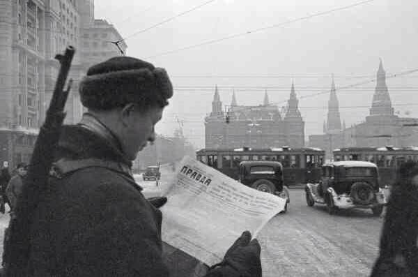 Stalin staying in Moscow, Soviet government seizes control of city once more